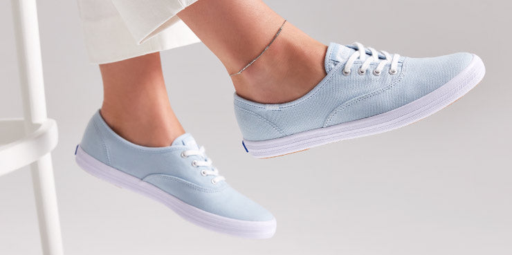 ¡Combina el encanto de los colores pastel: ¡Incorpora el azul en tu calzado!