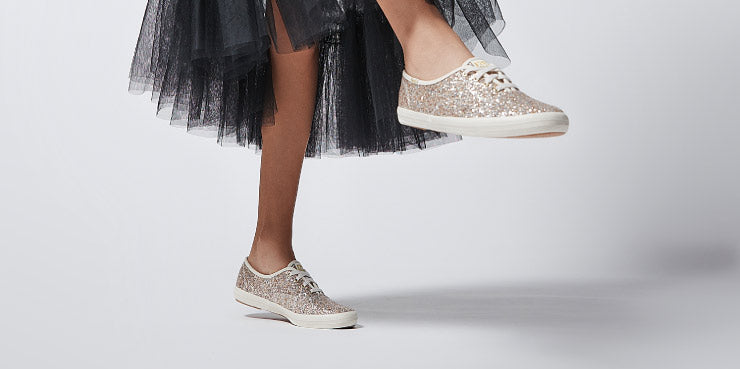 Looks decembrinos con tenis de glitter dorado